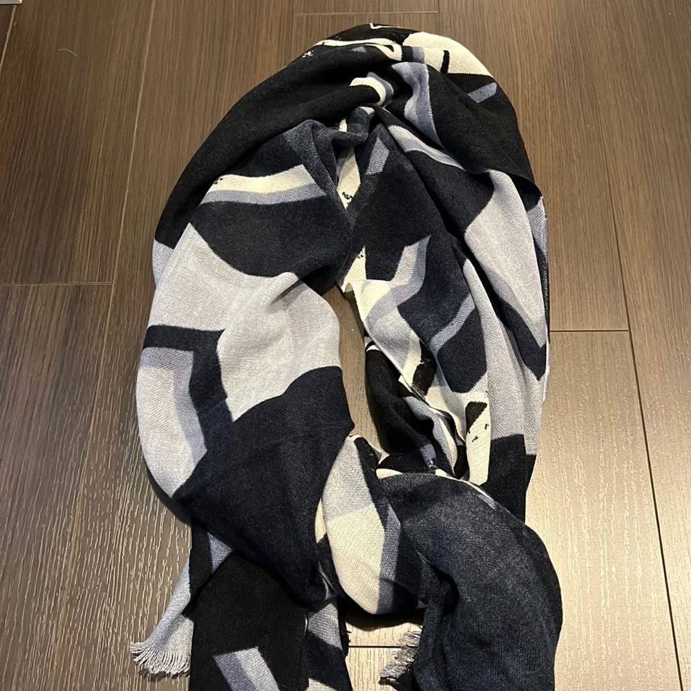 Blue/White Printed Scarf, 100% Acrylic